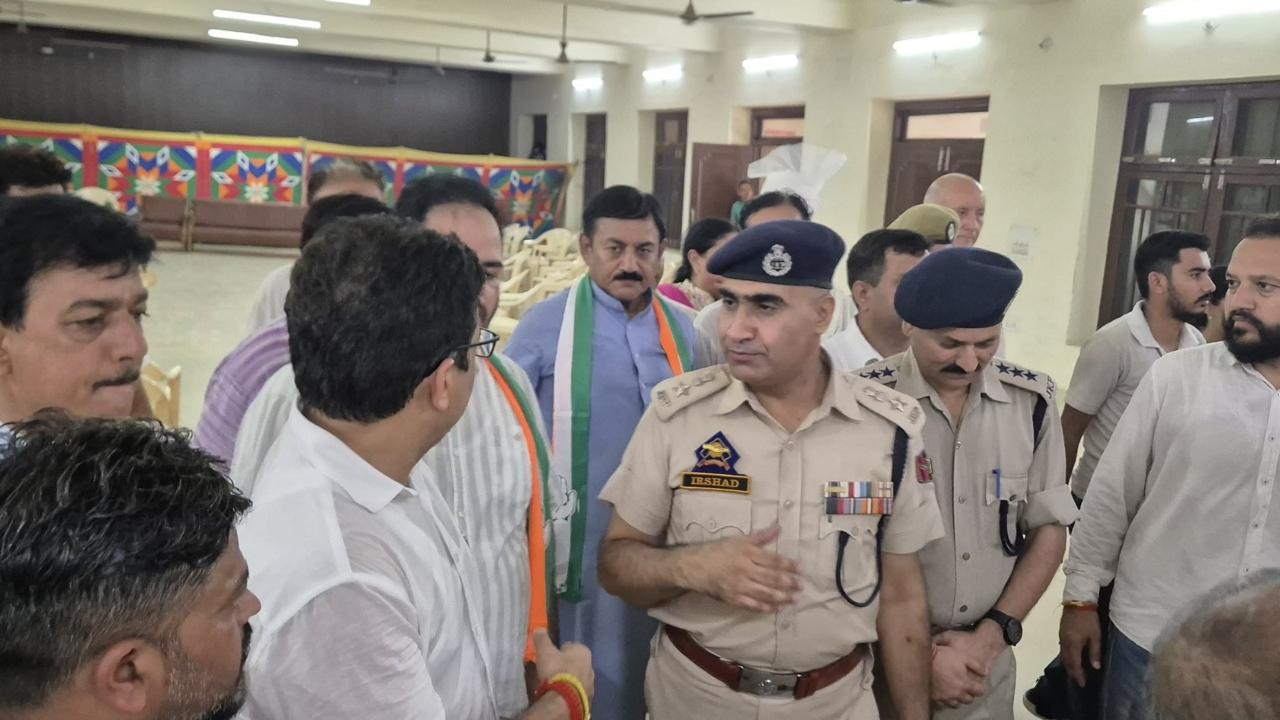 They were, however, stopped by the police personnel, who were deployed in strength but the agitated and slogan shouting participants passed the barricades and walked for nearly one kilometre before their leaders were detained and whisked away in police vehicles