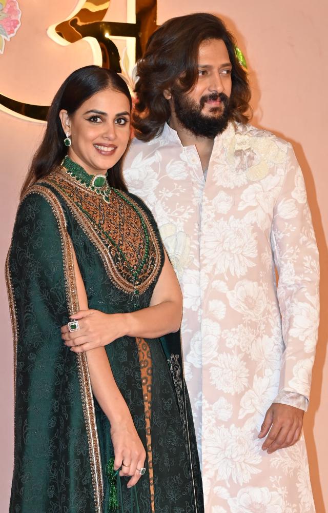 Power couple Genelia and Riteish Deshmukh were the mushiest. Genelia wore a teal ensemble while Riteish looked dapper in white. 
