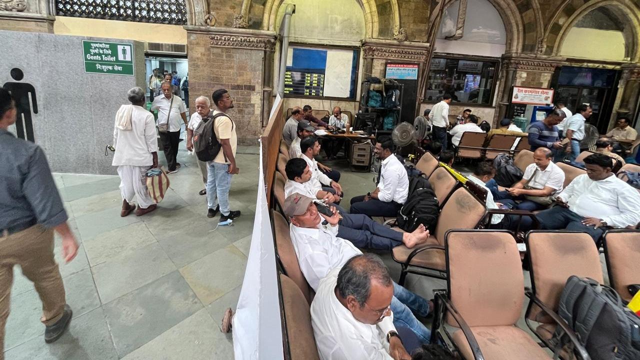 The motormen had been complaining about the cleanliness of CSMT offices for a long time, but their concerns had not been addressed