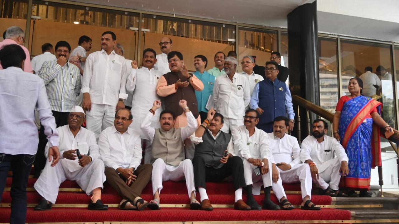 Meanwhile, BJP leader Prasad Lad sat on the steps of Vidhan Bhawan and protested against the abuses used against him by Ambadas Danve on Tuesday