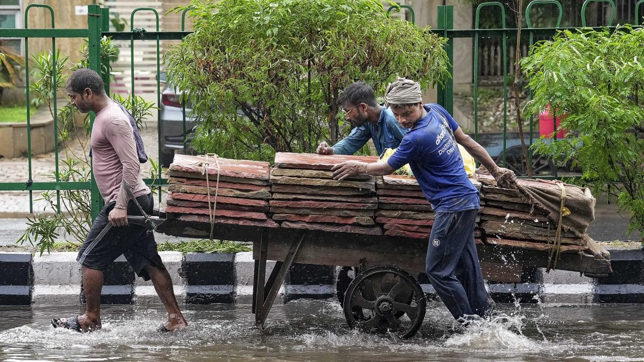 The weather office predicted rainfall in areas such as Narela, Bawana, Alipur, Mundka, Paschim Vihar, Punjabi Bagh, Najafgarh, Dwarka, Akshardham, Vasant Vihar, Mehrauli, Chhatarpur and Aya Nagar, among others, during the next two hours