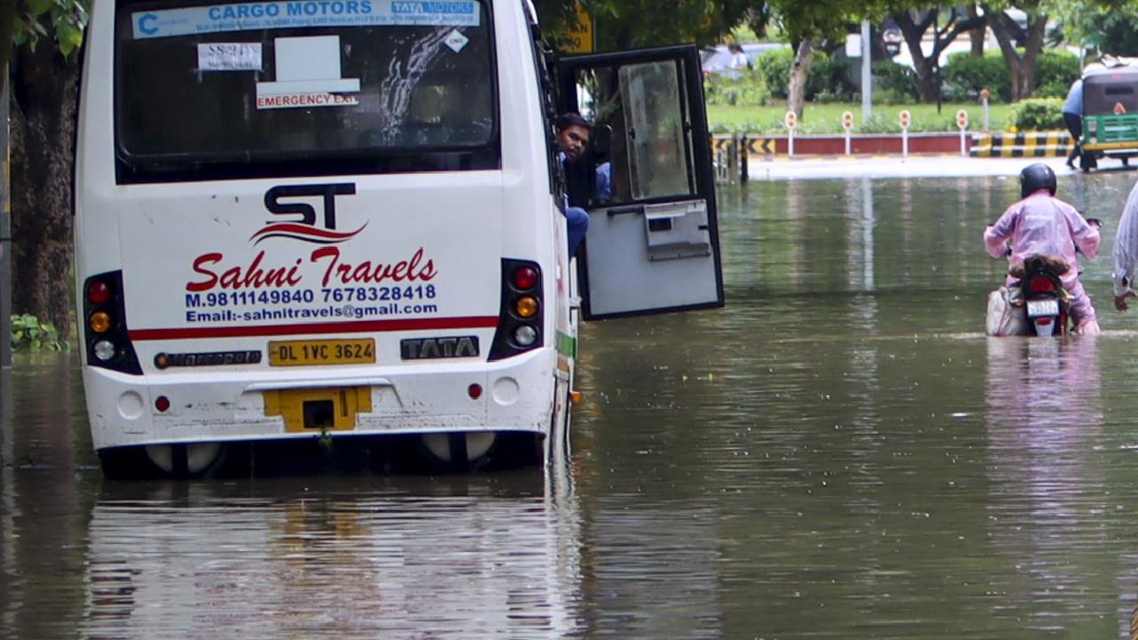 Delhi's main weather station at Safdarjung recorded 34.8 mm of rainfall between 5.30 and 8.30 am.The Delhi University recorded a heavy rainfall, recording 93 mm of precipitation