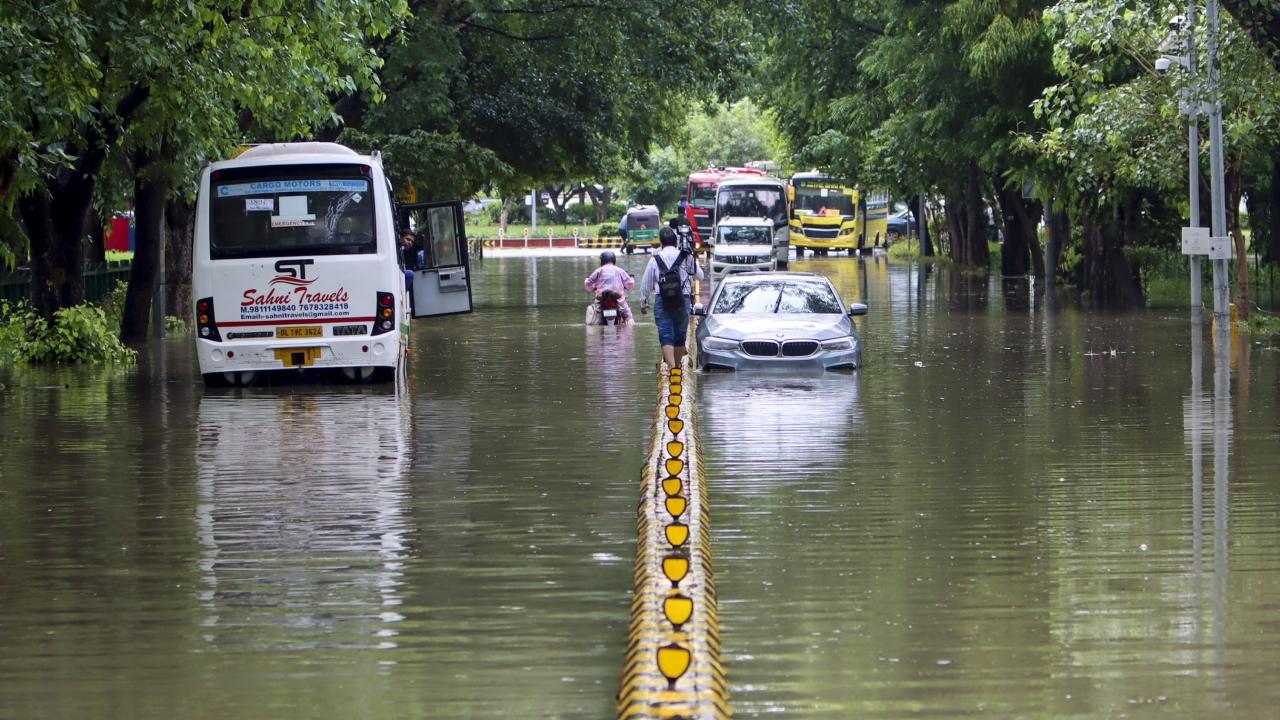 The Pitampura weather station logged 10.5 mm and 10 mm during the 3-hour period
