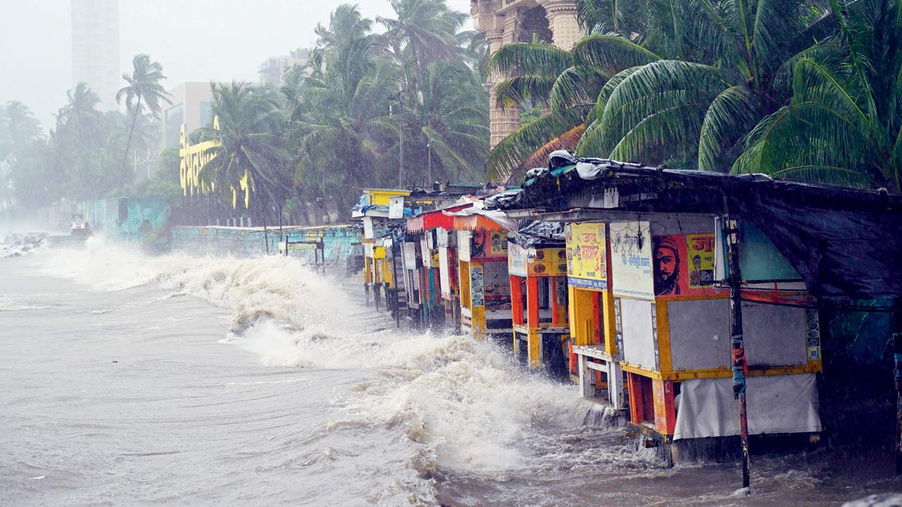 Huge tides were seen at Dadar Chowpatty. Pic/Anurag Ahire