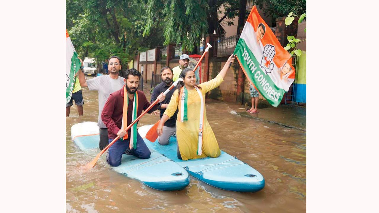 Youth Congress leaders protesting in Andheri