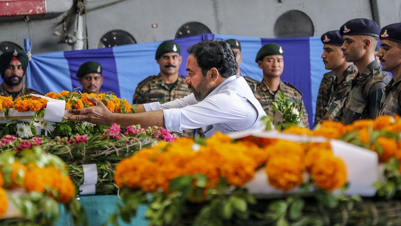 Jammu and Kashmir Lieutenant Governor Manoj Sinha was also present the wreath laying ceremony to pay his tributes