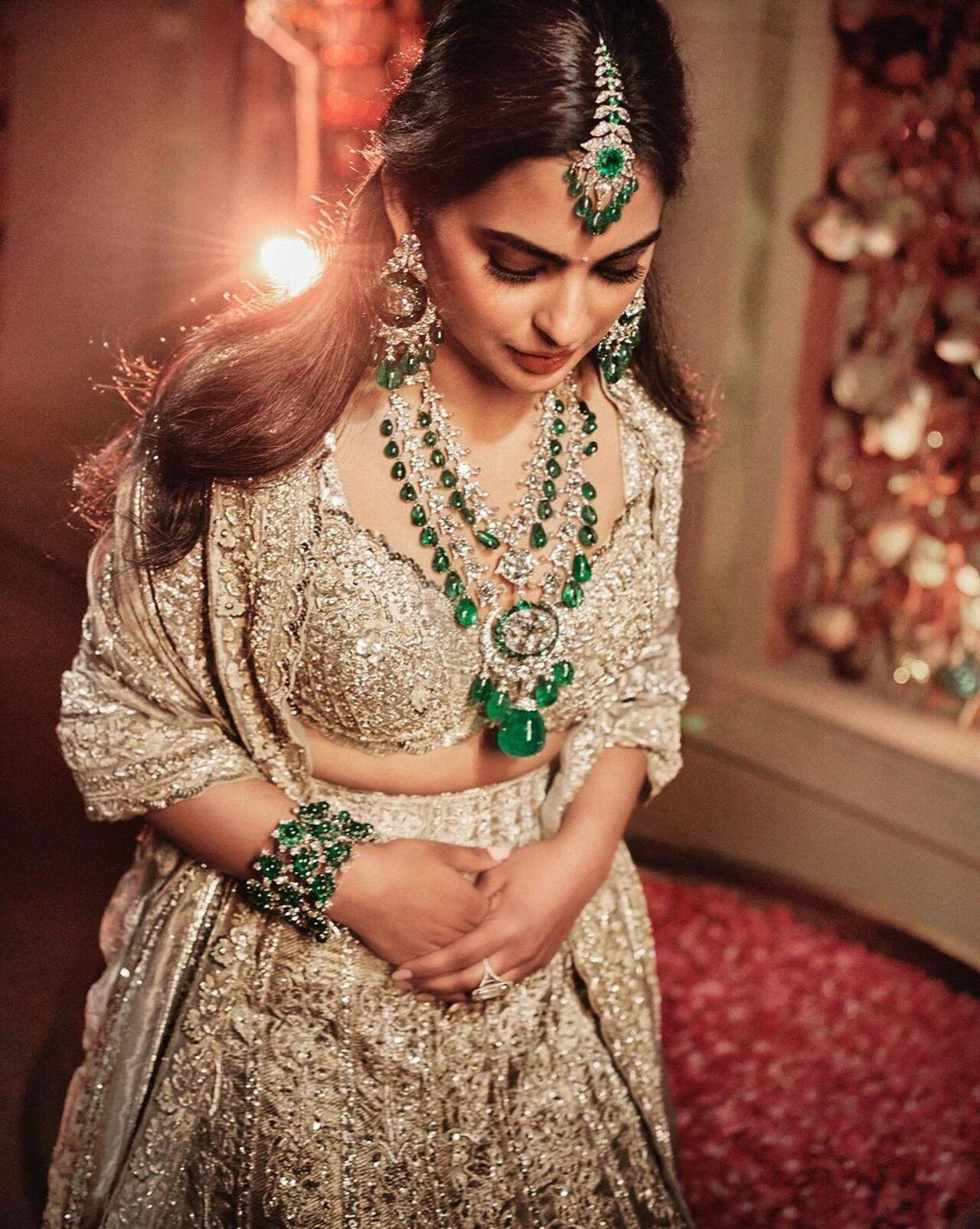 For the same event, Isha Ambani Piramal was decked up in emeralds from head to toe including a massive necklace, jhumkas, bangles, and maang tika. 