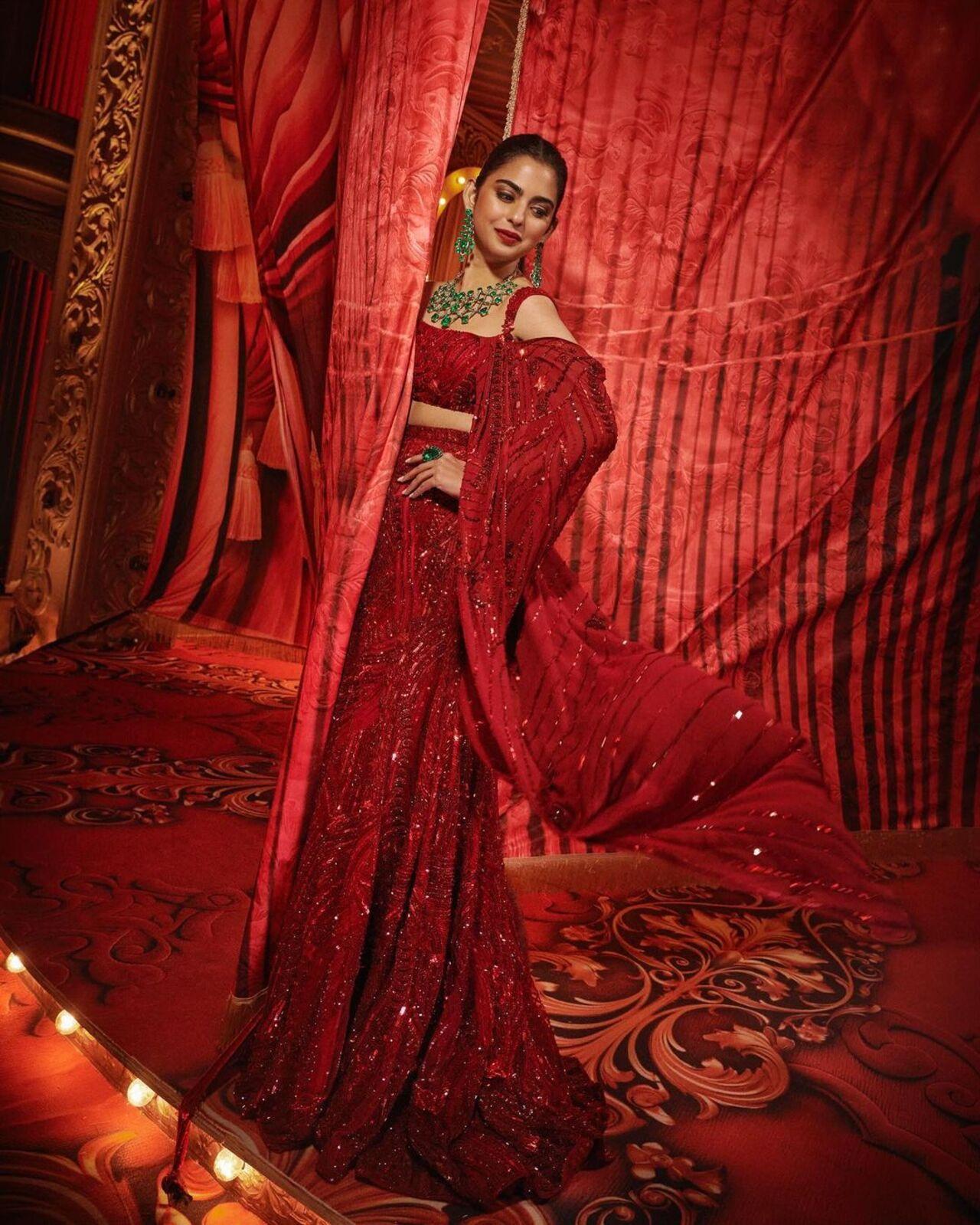 For the cocktail night in Jamnagar, Isha wore a bespoke monotone red lehenga by Manish Malhotra and paired it with a set of emeralds. 