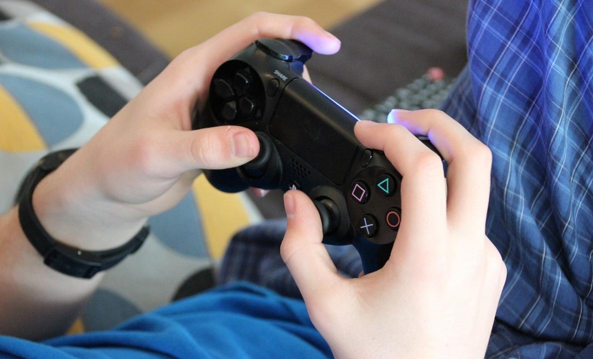 Pune boy addicted to online game jumps to death from 14th floor; watch video
