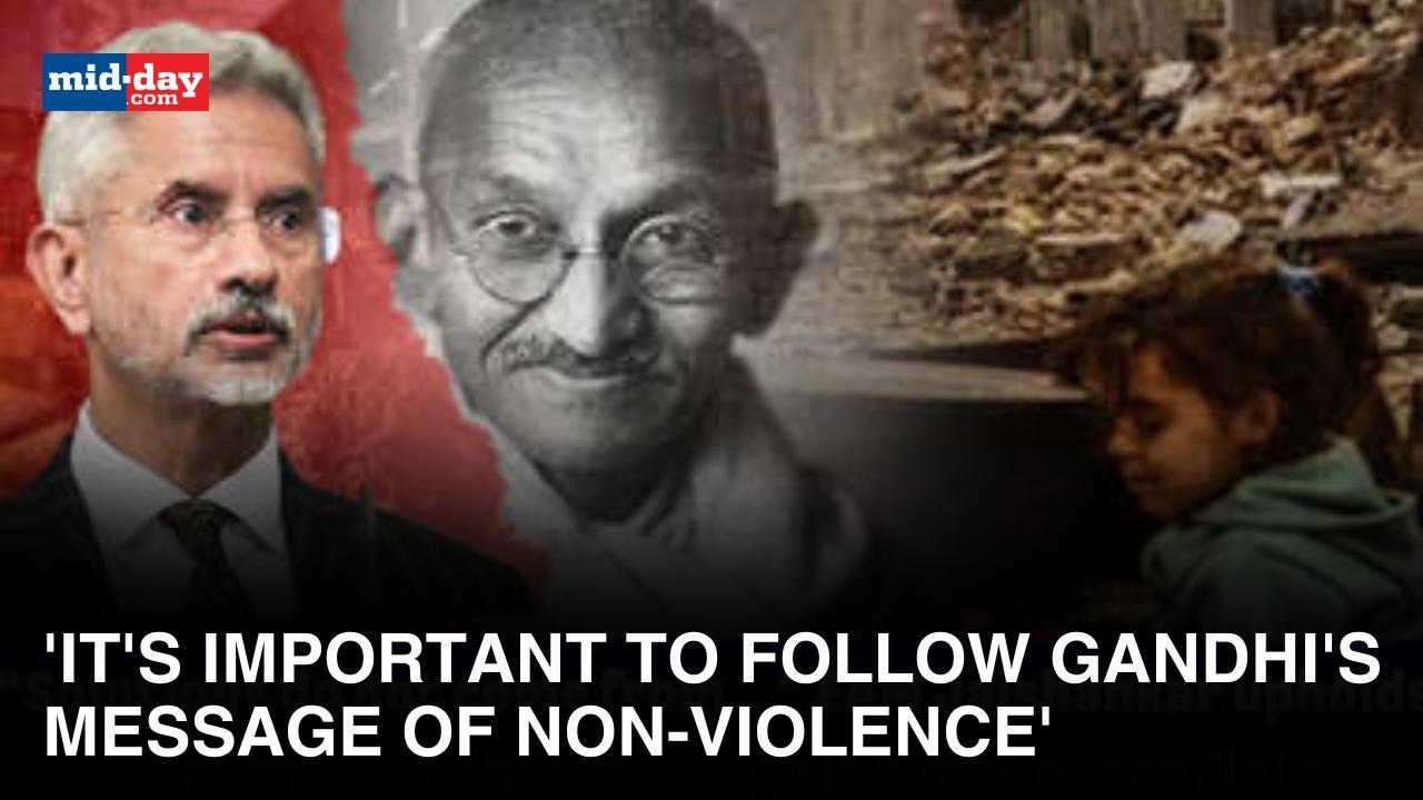 EAM unveils Gandhi Ji's bust in Tokyo - WATCH