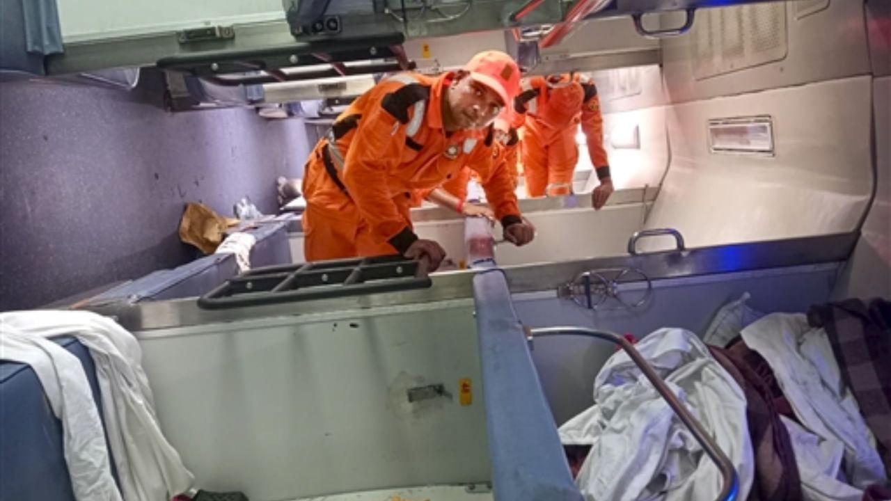 Police and rescue personnel cordoned off the accident site to facilitate uninterrupted rescue operations and ensure the safety of passengers and emergency responders alike. 