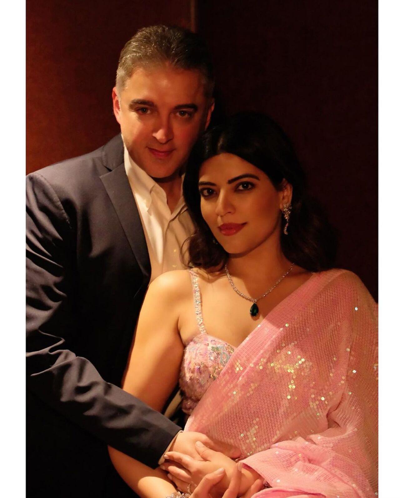In July 2014, Hansraj married Jasmine Dhillon, an NRI investment banker from New York. The couple has a son named Sidak