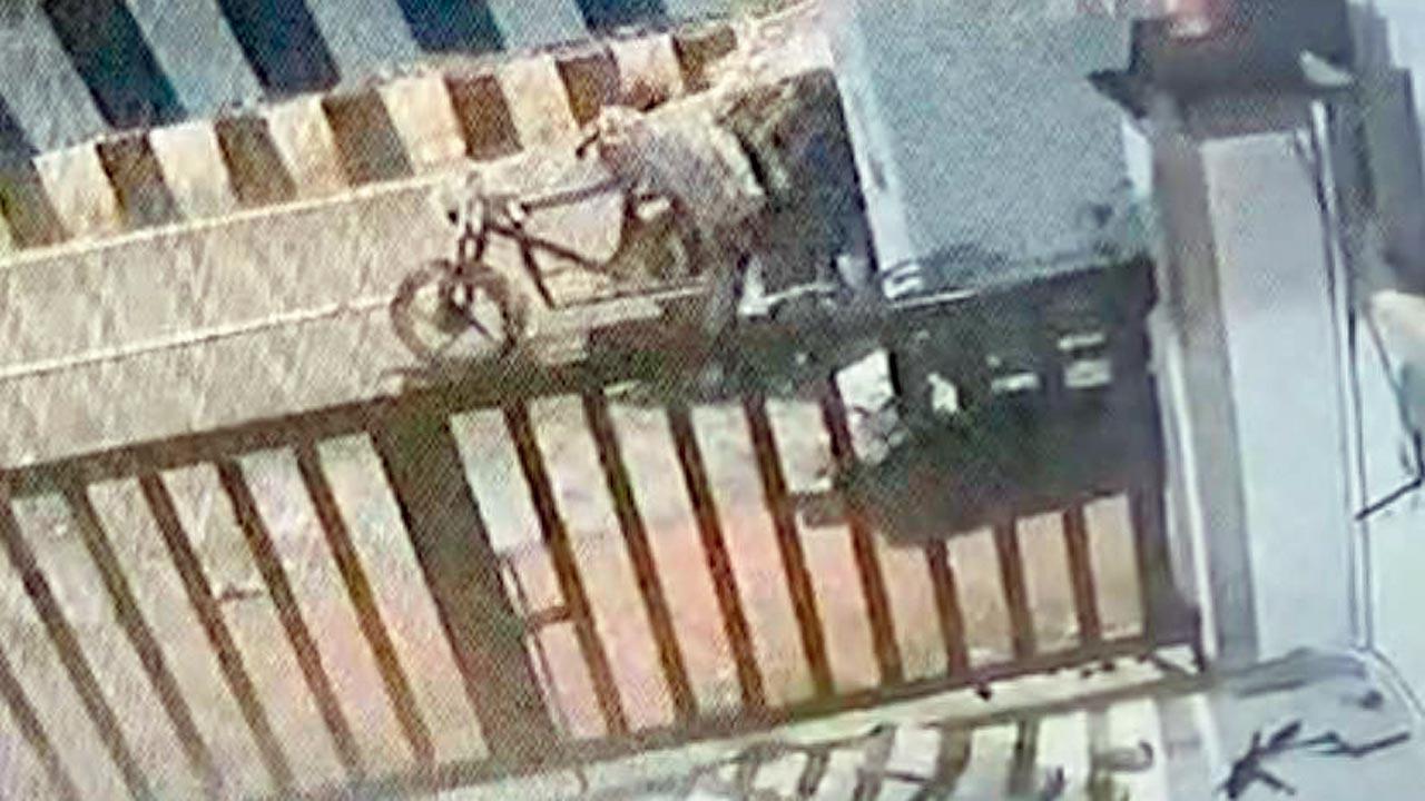 Mumbai: Two held for stealing manhole covers outside Dahisar railway station