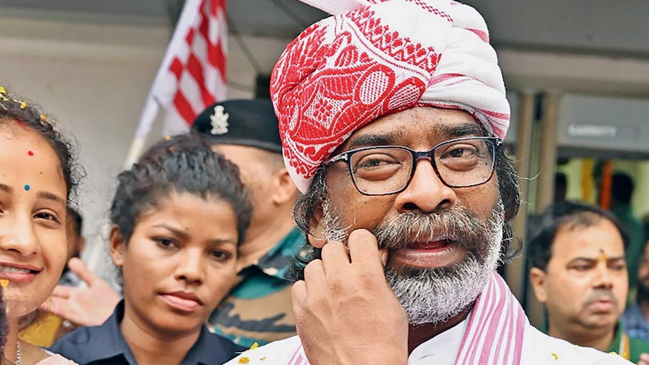 Champai Soren resigns; Hemant stakes claim 