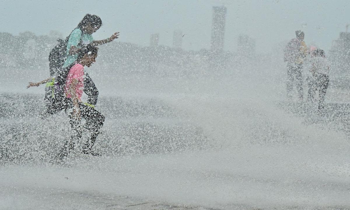 The IMD stated that heavy to very heavy rainfall at a few places were very likely in Mumbai and Thane