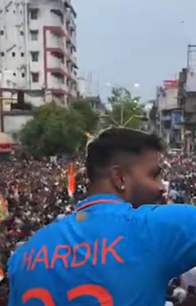 Pandya receives warm welcome in Vadodara