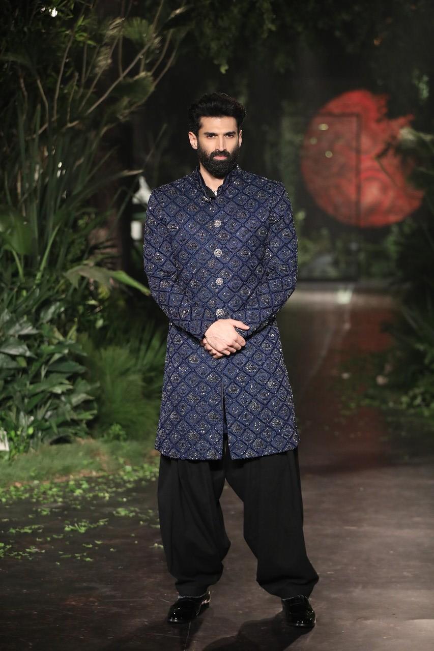 Aditya donned a deep blue-coloured sherwani that he paired with black dhoti-style pants. To make his showstopper look more captivating, he sported a little bushy beard.