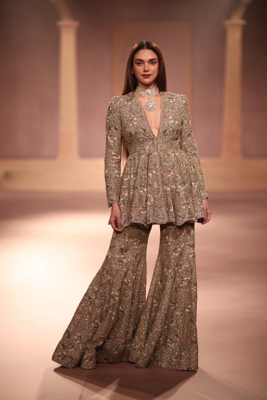 ‘Heeramandi’ fame Aditi Rao Hydari aka Bibbojaan turned showstopper for Reddy. She looked exquisite in a peplum top paired with a sharara. The ensemble was adorned with sequin embroidery. 