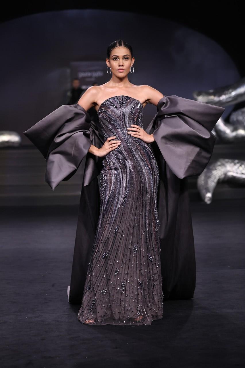The Arunodaya collection captured the serene tones of early morning with White, Ivory Pearl, Comet Blue, Petal Pink, Mauve, Slate, Sand, Bordeaux, and Lava, blending tradition with innovation. 