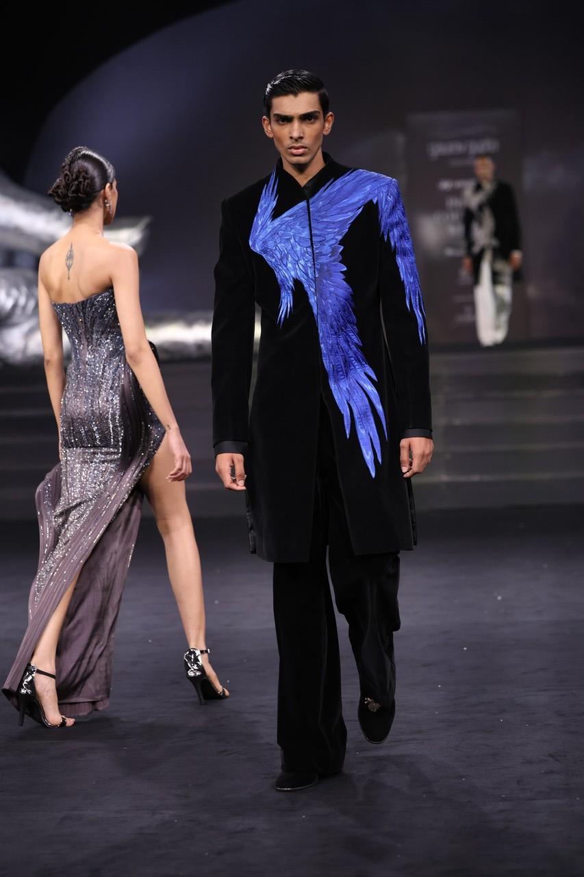 Futuristic elements such as metallic breastplates and reflective embroidery on men's jackets enhanced the collection, heralding a new era in Indian couture. 