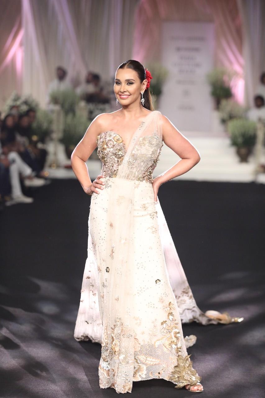 Lisa's walk set off a wave of nostalgia among the audience as she strutted down the runway, swaying to her iconic 'Afreen Afreen' song being sung by the musicians live.