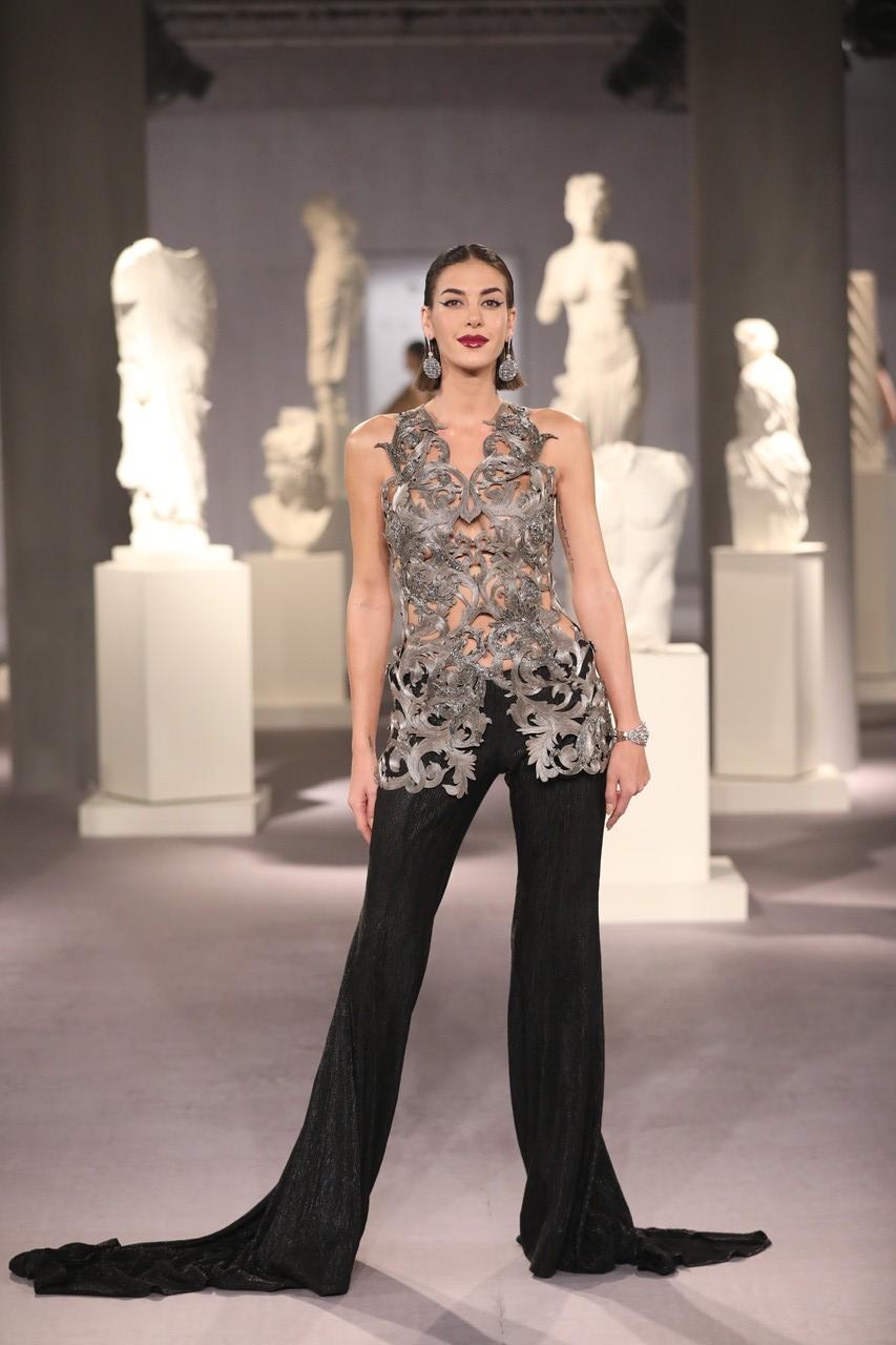 Utilizing metallic yarns, steel wires, and traditional zardozi, the collection exemplifies Dadu’s exploration of materials. Each garment intricately incorporates Baroque carvings and gilded details, creating a tactile experience that mirrors the luminosity of Baroque interiors. 
