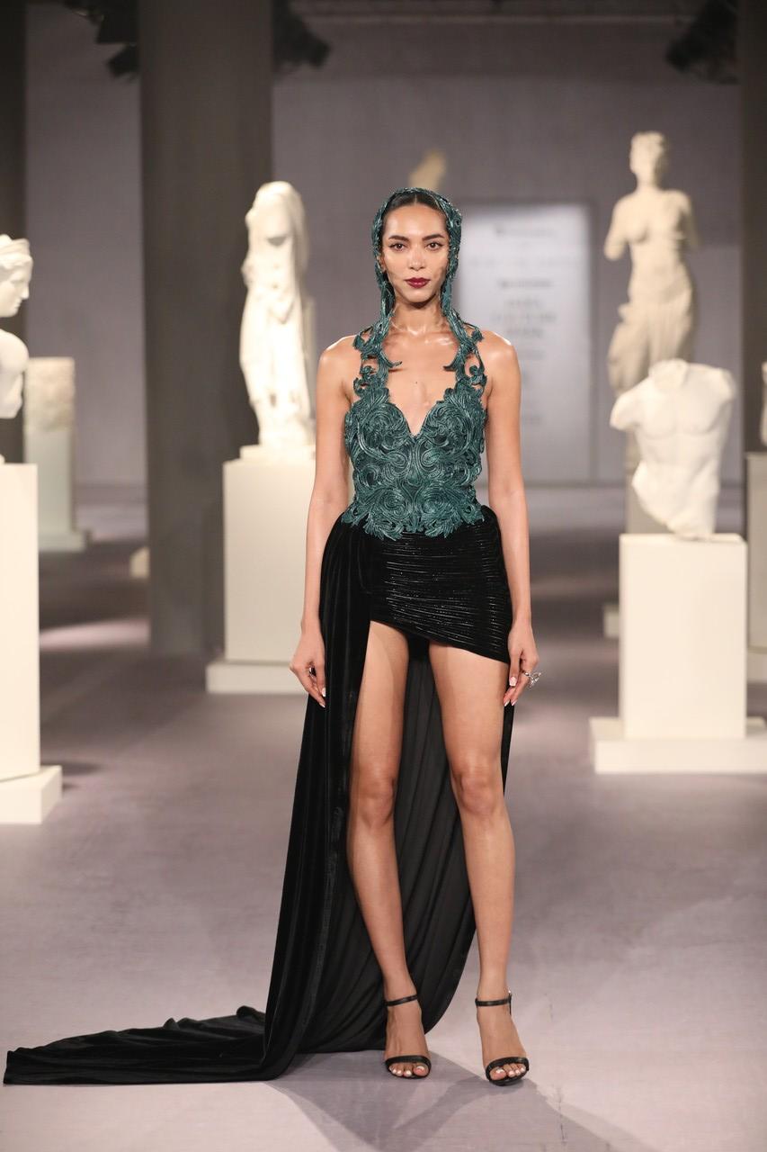 Dadu’s use of experimental textiles and advanced techniques transforms traditional motifs into modern masterpieces. 