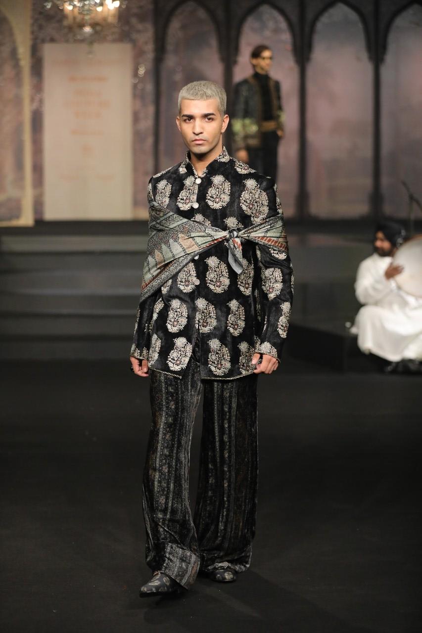 Traditional crafts like Kashidakar, Mukaish, and Chikankari were reimagined through a contemporary lens. 