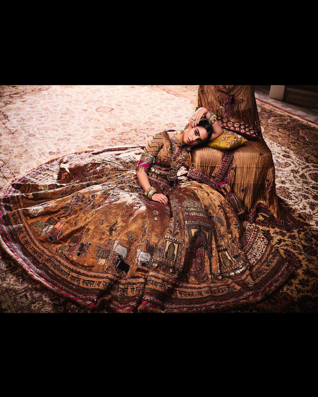 Delhi Vintage Co., known for its commitment to reviving traditional weaving methods and craftsmanship, created this stunning piece with a unique theme: The Tree of Life. 