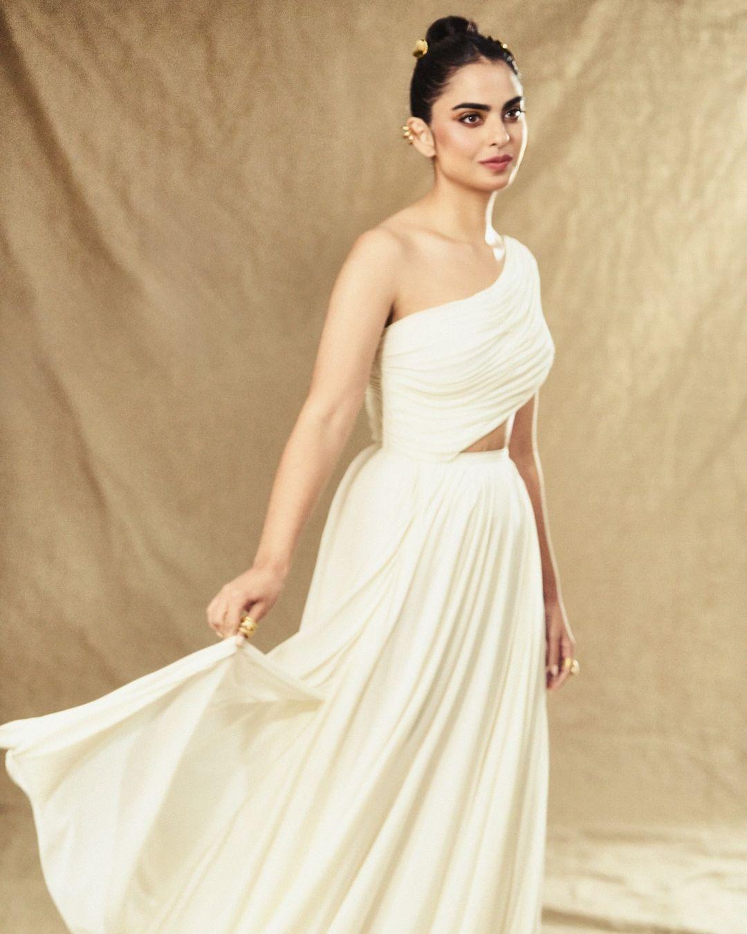 For the toga party, she opted for this white off-shoulder gown exuding Greek vibes is by Giambattista Valli and costs a whopping Rs 4.31 lakh. 