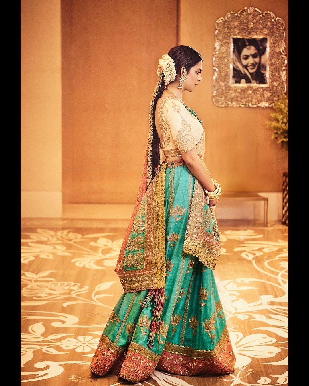 In her traditional attire, Isha adorned her hair with a gajra and several embellishments. Her mother Nita Ambani's influence was clearly visible in this look. By wearing her mother's old necklace in this outfit, she looks stunning.