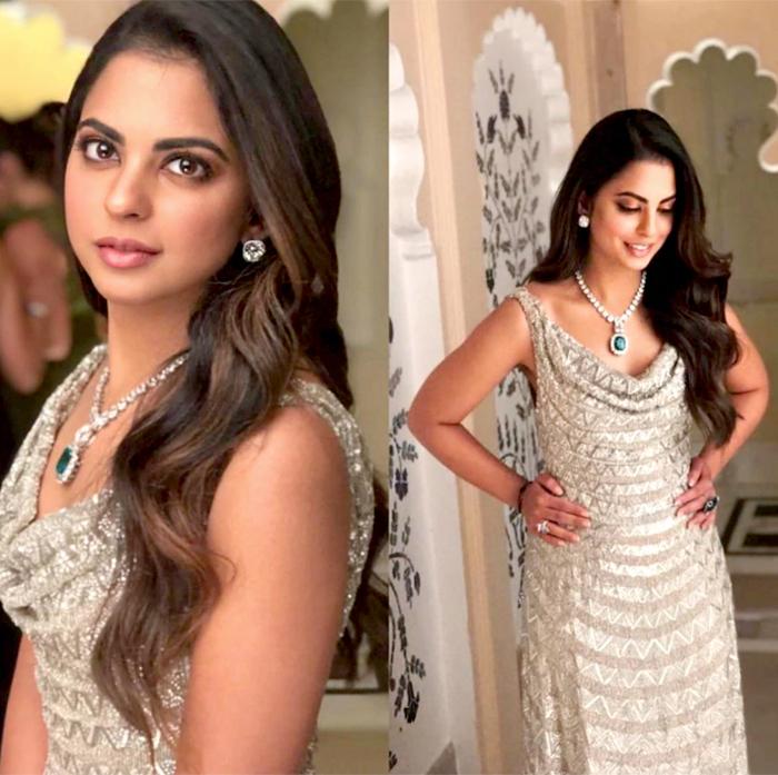 She paired it beautifully with a statement emerald and diamond necklace, large diamond earrings, and soft waves in her hair.