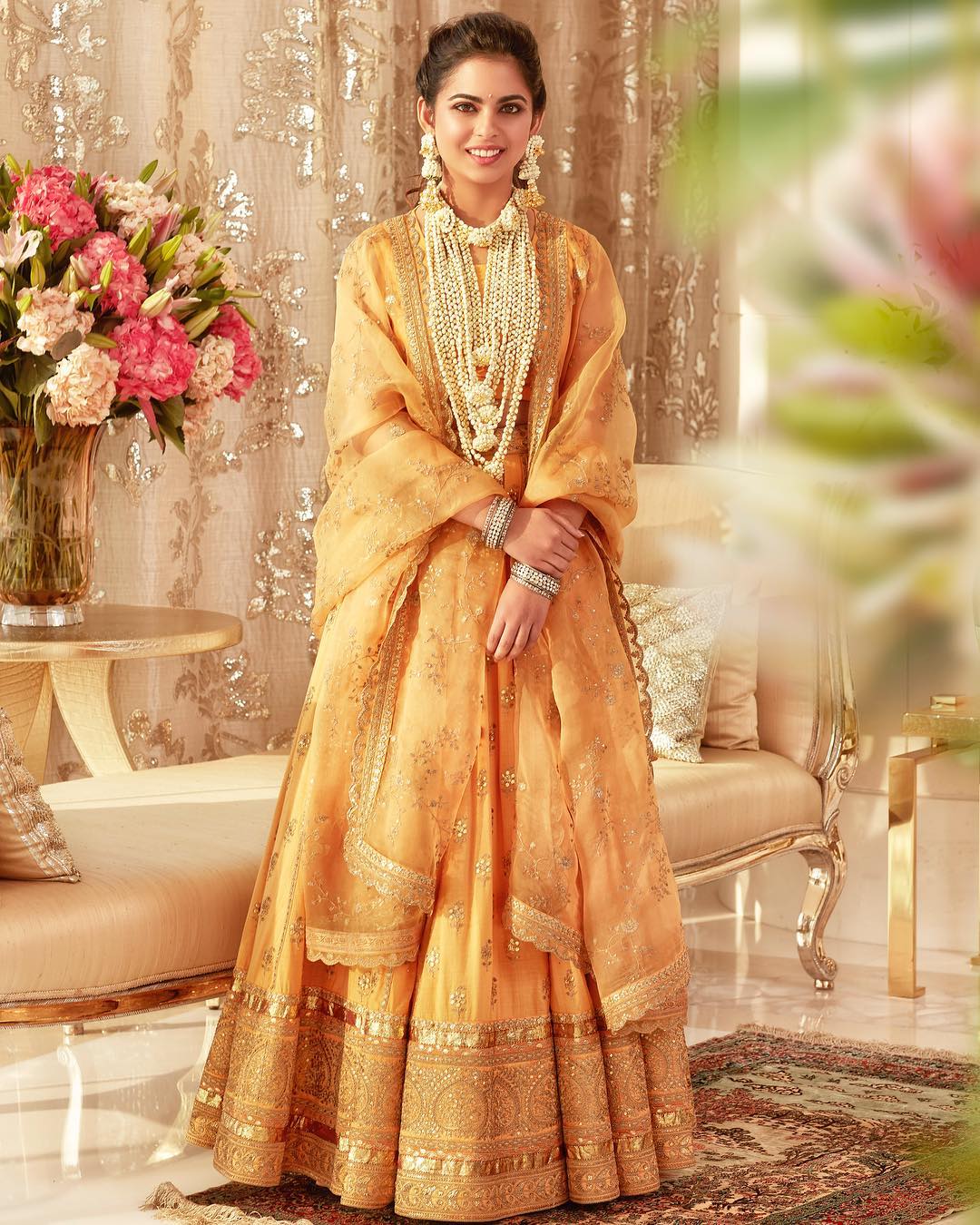 The ensemble featured delicate craftsmanship, highlighted by a thick border on the skirt's hem, and she accessorized beautifully with jewellery.