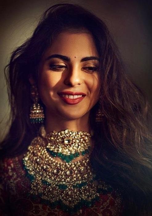  The hand-painted, hand-embroidered tilla-work lehenga, adorned with an antique bandhej dupatta, showcased Sabyasachi's craftsmanship beautifully as part of his India Revival Project.
