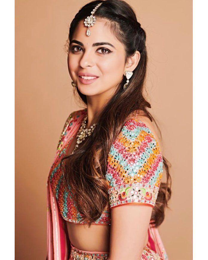 Dandiya raas, a traditional Gujarati dance night, marks the beginning of celebrations in many weddings. The evening is all about dancing, and Isha Ambani's outfit was chosen for its comfort and ease of movement.