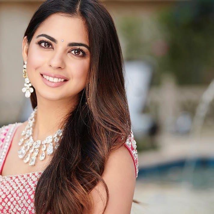 Maha Arti
For her Maha Arti, Isha chose an embellished fuchsia lehenga designed by Manish Malhotra. She accessorized beautifully with a stunning diamond set.