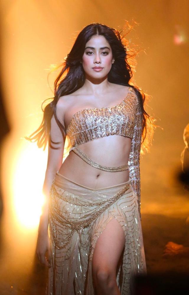 Nadiyon Paar from Roohi was a turning point in Janhvi`s career. Her electrifying performance, coupled with the song`s infectious energy, created a sensation.