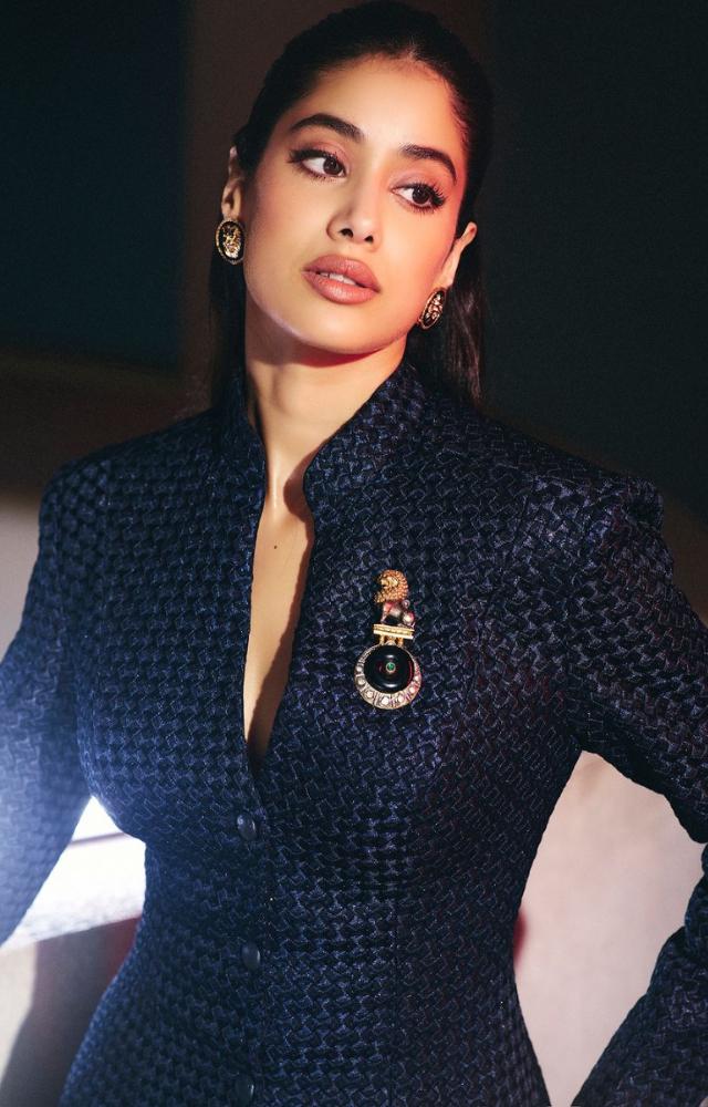 She exuded her character Suhana Bhatia’s energy in this outfit. Janhvi plays the role of an IFS officer. 
