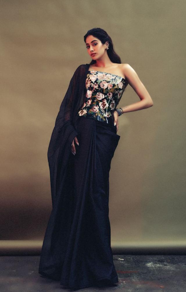 Janhvi also didn’t miss out on a saree look for ‘Ulajh promotions. 
