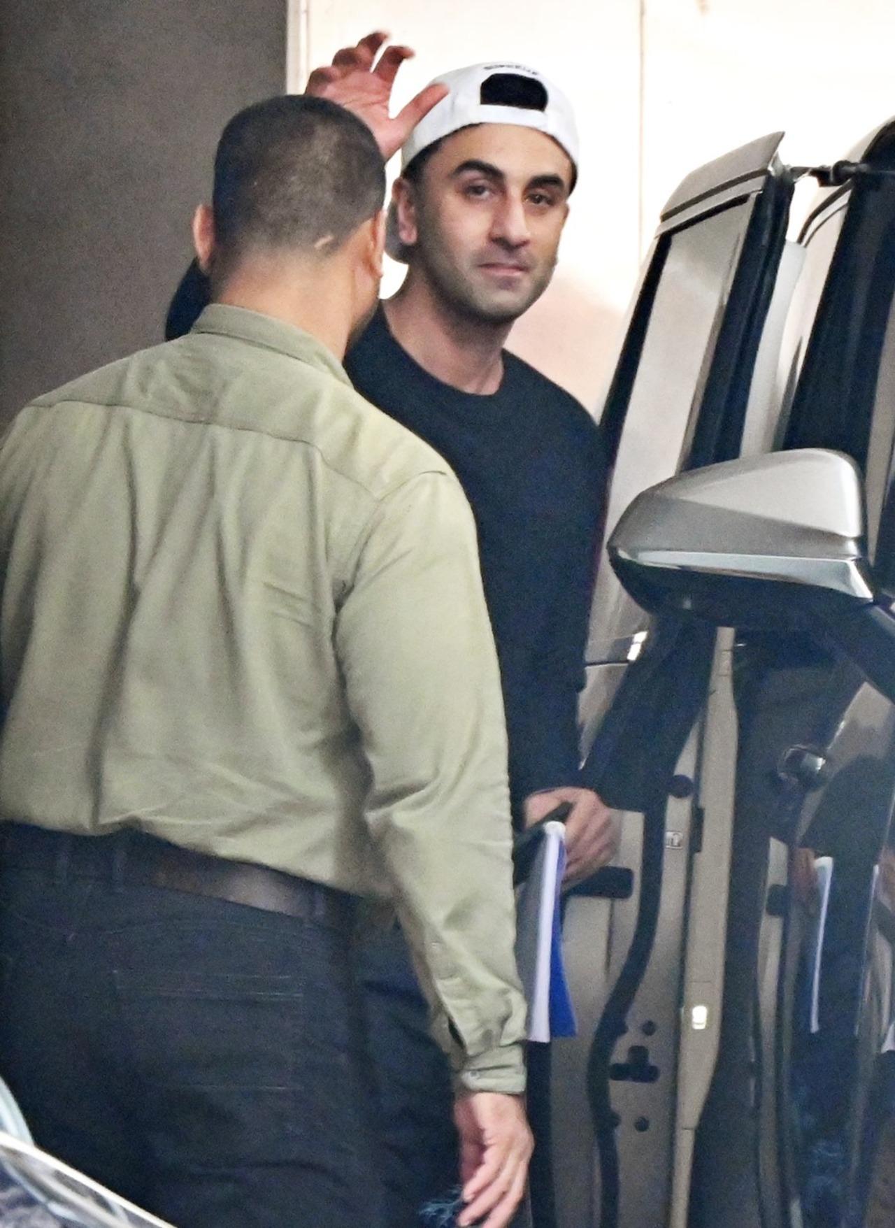 Ranbir Kapoor waves to paparazzi after his gym session in Bandra
