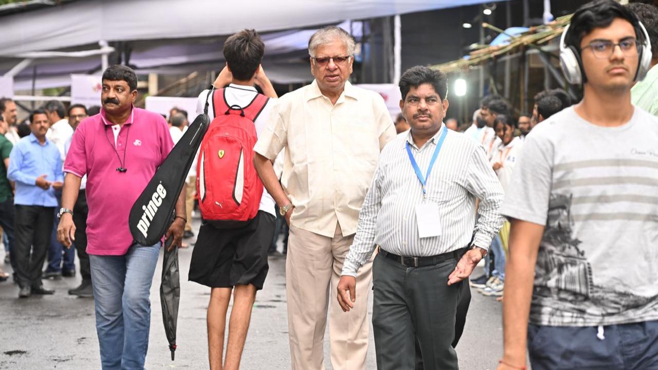 Former India all-rounder Karan Ghavri also made his appearance at the venue. He represented India in 39 Test matches in which he scored 913 runs and 19 ODIs where he managed to accumulate 114 runs