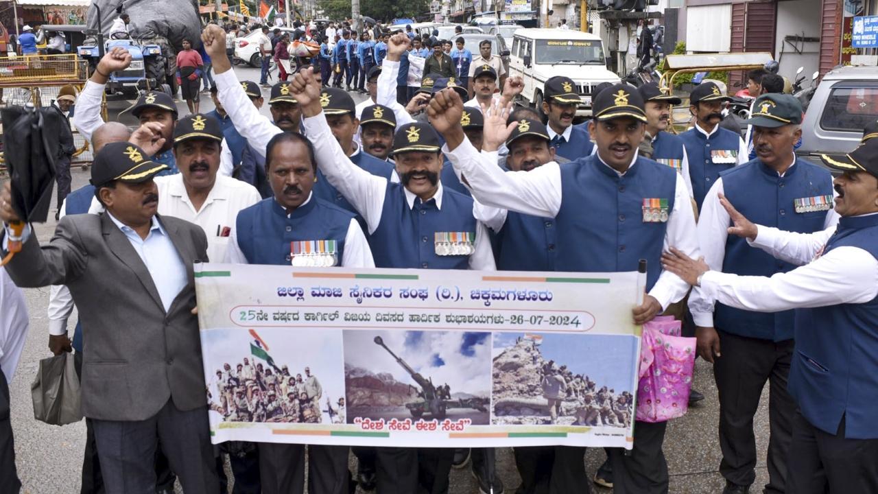 Ex-servicemen held a parade celebrating the 25th anniversary of the in Karntaka's Chikkamagaluru