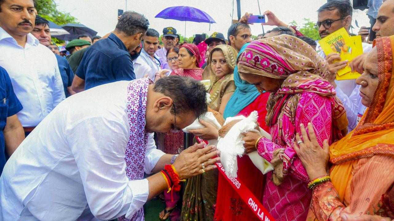 He also greeted the family member of war veterans during the event