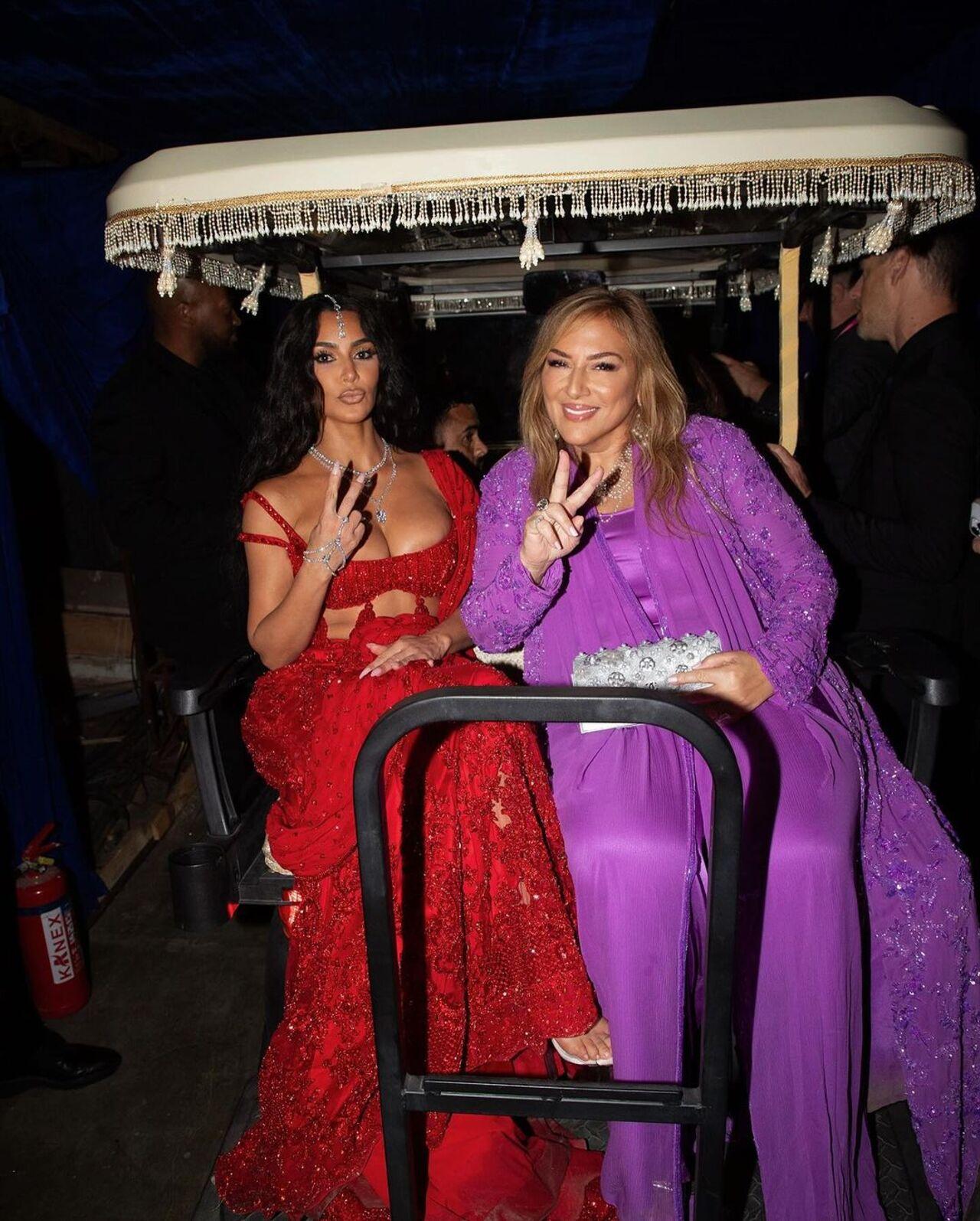 The two even took a ride together with Lorraine wearing a purple ethnic ensemble. 