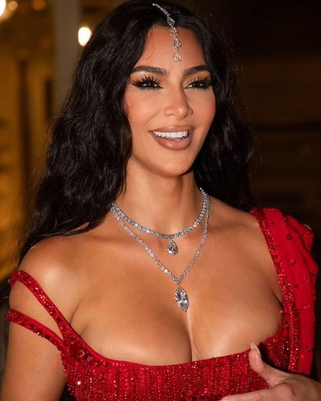 Kim also shared pictures of jewellery designed by Lorraine Schwartz. 