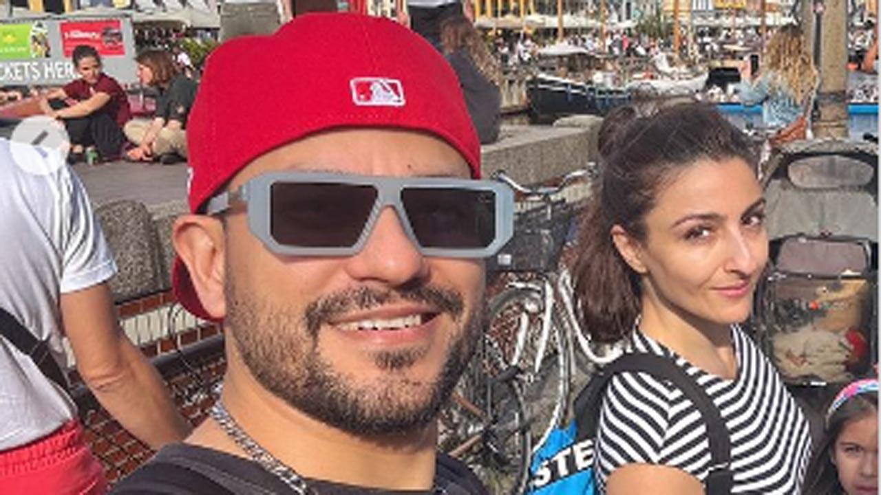 Soha celebrates 10 yrs of engagement with Kunal in Paris