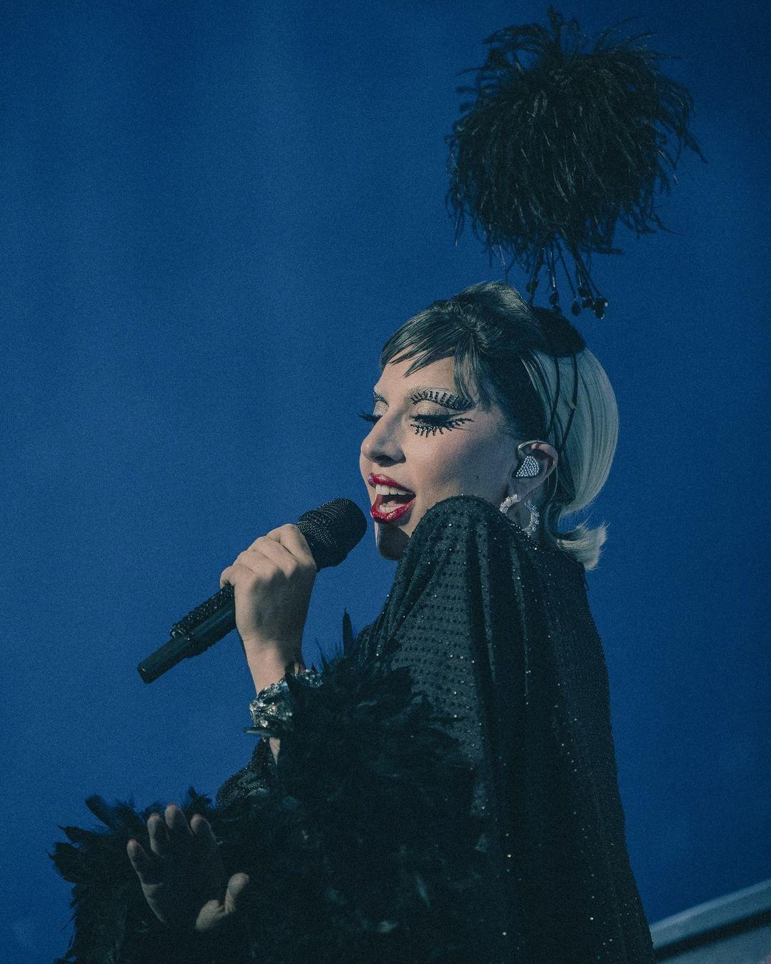 However, the most awe-inspiring element of the outfit was the magnificent headpiece, which also featured feathers. 
