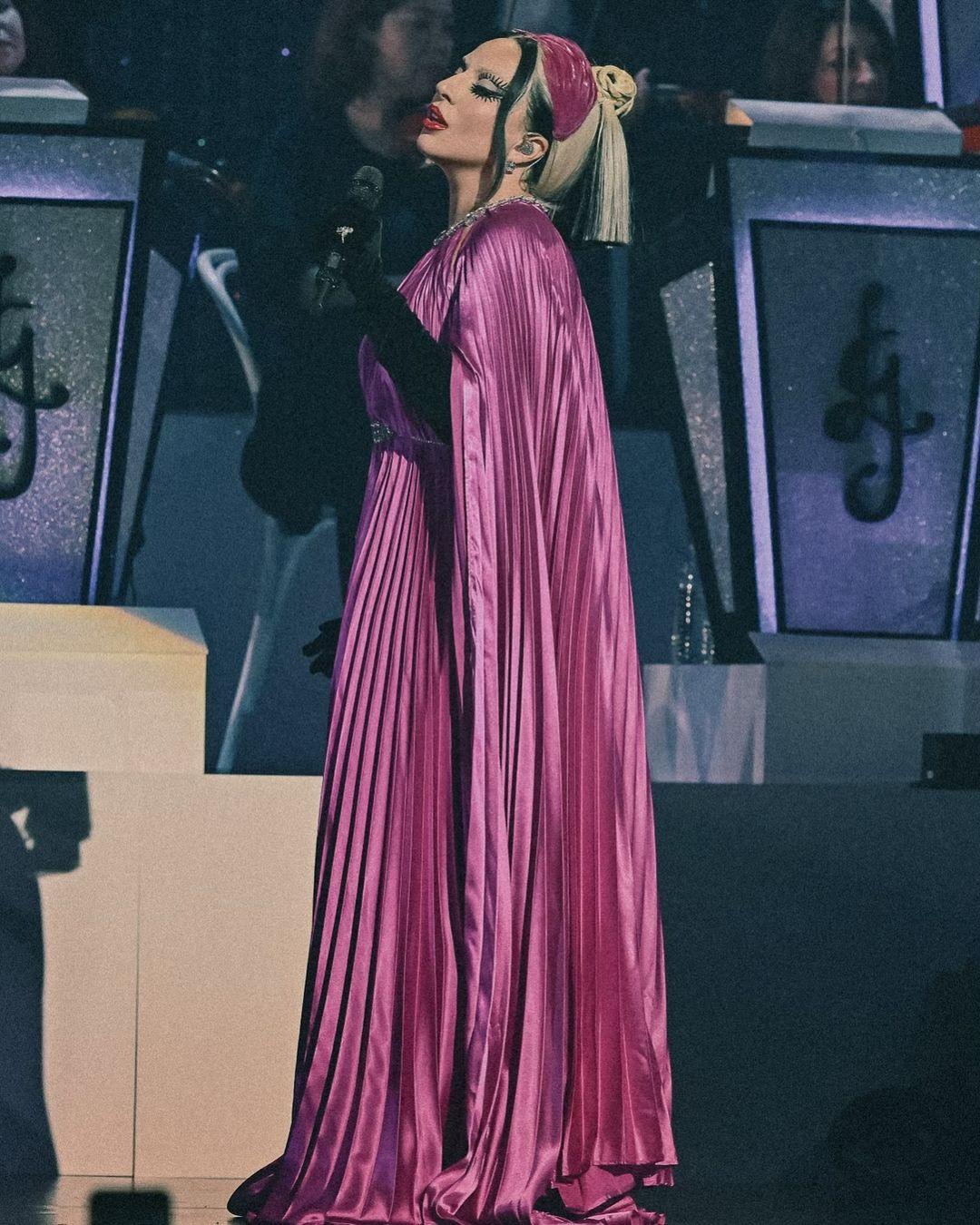 The dress was pleated all over, and she accessorized with a pink headband.