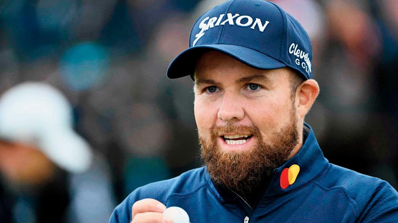 Lowry takes British Open lead, Woods, McIlroy in tough spot