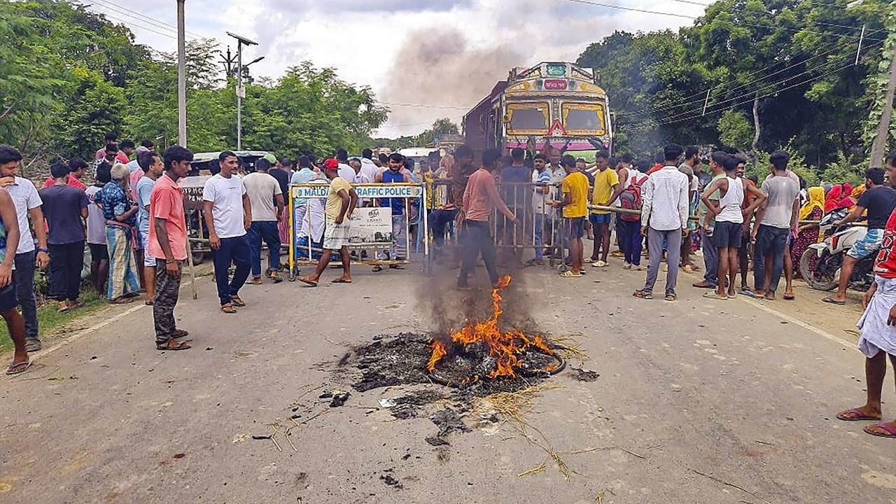 Protesting frequent power cuts in the area, locals blocked the state highway at Enayatpur in Manikchak in the morning, causing a traffic snarl that stretched for kilometres, they said